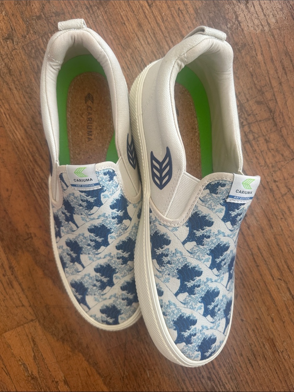 Cariuma women’s or men’s Slip-On Sneakers Blue Wave Print with Green Insoles